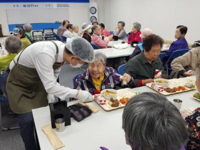 “어르신께 감사드립니다”... 김경태 노원구의회 부의장, ‘어버이날’ 배식 봉사