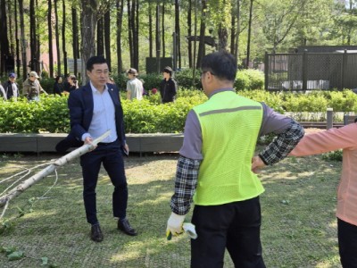 손영준 노원구의장, 연휴 기간 돌풍에 부러진 나뭇가지 민원 받고 직접 현장 대응
