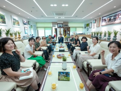 손영준 노원구의장, 주민들에게 본회의장 직접 안내하며 소통 실천